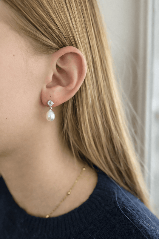 Pearl Drop Hoop – øredobber med ferskvannsperle